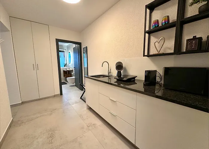 Romantic Coastal With Sea Views - 2 Apartman Komarna