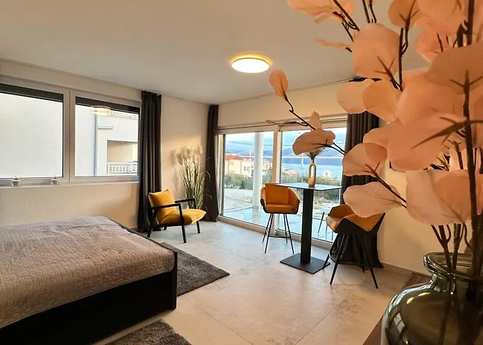 Romantic Coastal With Sea Views - 2 Apartman *