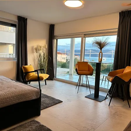 Apartment Romantic Coastal With Sea Views