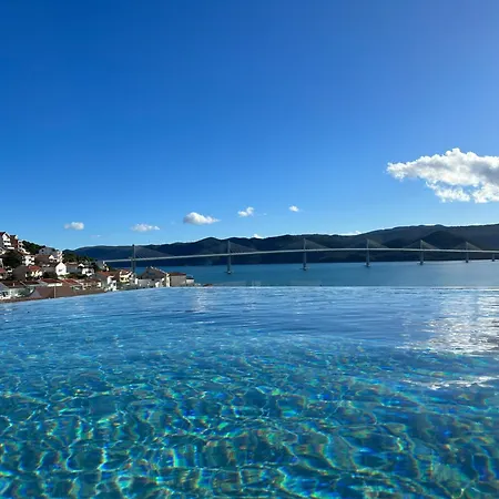 Romantic Coastal With Sea Views *