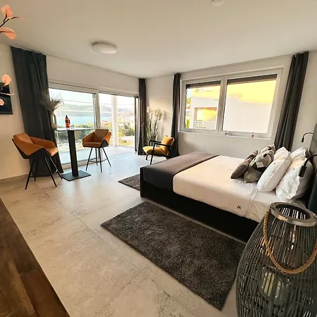 Romantic Coastal With Sea Views Apartment *
